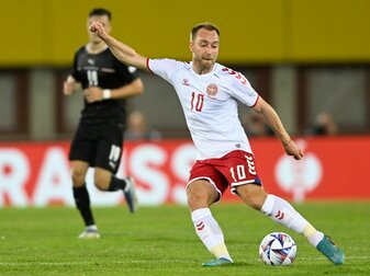 Dänemarks Christian Eriksen (r) spielt den Ball. Dänemarks Christian Eriksen (r) spielt den Ball.