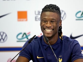 Der französische Nationalspieler Eduardo Camavinga lächelt, während er bei einer Pressekonferenz auf dem Podium sitzt. Der französische Nationalspieler Eduardo Camavinga lächelt, während er bei einer Pressekonferenz auf dem Podium sitzt.
