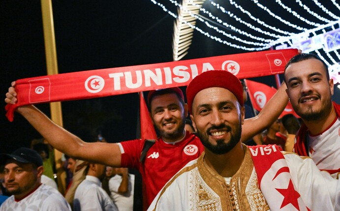 Tunesische Fußballfans unterstützen ihr Land bei der WM in Katar.