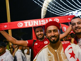 Tunesische Fußballfans unterstützen ihr Land bei der WM in Katar. Tunesische Fußballfans unterstützen ihr Land bei der WM in Katar.