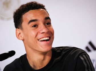 Nationalspieler Jamal Musiala spricht bei einer Pressekonferenz.