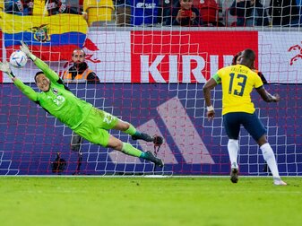 Japans Torwart Daniel Schmidt (l) hält einen Elfmeter von Ecuadors Enner Valencia. Japans Torwart Daniel Schmidt (l) hält einen Elfmeter von Ecuadors Enner Valencia.