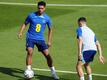 Die englischen Nationalspieler Jude Bellingham (l) und Phil Foden (r) trainieren.