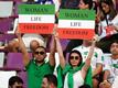 Iranische Fans auf der Tribüne halten vor dem Spiel Schilder mit der Aufschrift "Woman Life Freedom" hoch.