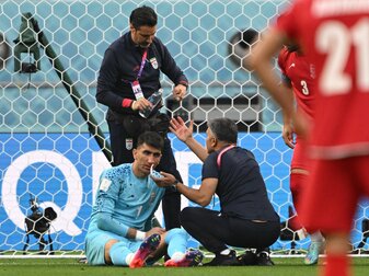 Irans Torwart Alireza Beiranvand wird wegen einer Verletzung behandelt. Irans Torwart Alireza Beiranvand wird wegen einer Verletzung behandelt.