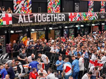 Zahlreiche englische Fußballfans warten in der Fanzone des Chalifa-International-Stadions. Zahlreiche englische Fußballfans warten in der Fanzone des Chalifa-International-Stadions.
