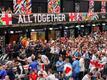 Zahlreiche englische Fußballfans warten in der Fanzone des Chalifa-International-Stadions.