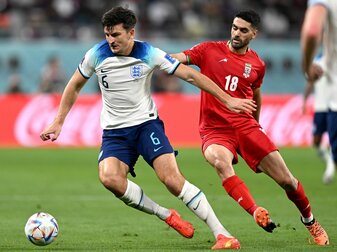 Englands Abwehrchef Harry Maguire (l) musste verletzt vom Platz. Englands Abwehrchef Harry Maguire (l) musste verletzt vom Platz.