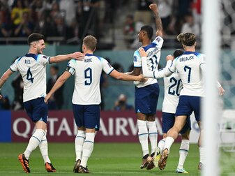 Die Engländer setzten sich locker gegen den Iran durch. Die Engländer setzten sich locker gegen den Iran durch.