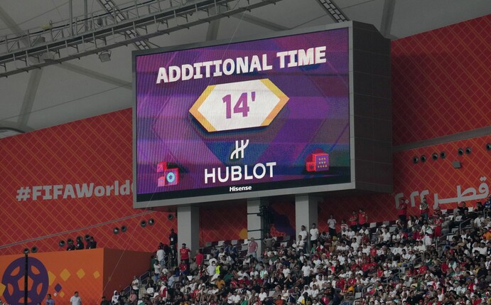 Beim Spiel England gegen Iran wurde eine Nachspielzeit von offiziell 24 Minuten - 14 nach der ersten und 10 nach der zweiten Halbzeit - angezeigt.