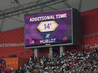 Beim Spiel England gegen Iran wurde eine Nachspielzeit von offiziell 24 Minuten - 14 nach der ersten und 10 nach der zweiten Halbzeit - angezeigt. Beim Spiel England gegen Iran wurde eine Nachspielzeit von offiziell 24 Minuten - 14 nach der ersten und 10 nach der zweiten Halbzeit - angezeigt.