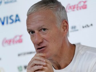 Frankreichs Nationaltrainer Didier Deschamps spricht während einer Pressekonferenz zu Medienvertretern. Frankreichs Nationaltrainer Didier Deschamps spricht während einer Pressekonferenz zu Medienvertretern.