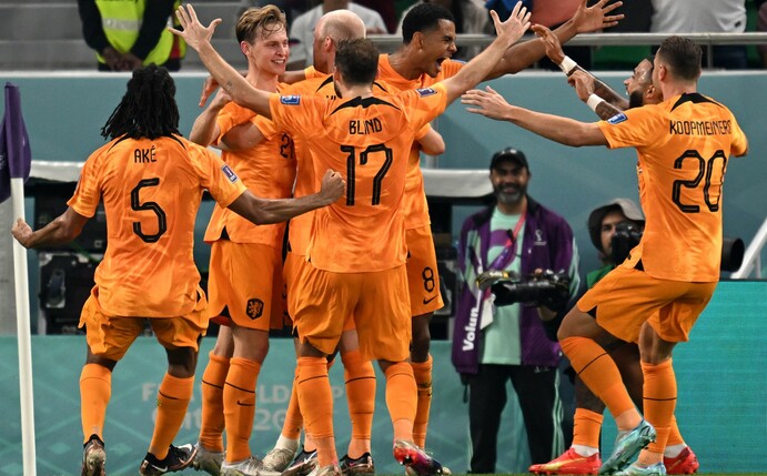 Die Spieler der Niederlande jubeln nach dem Tor zur 1:0 Führung gegen Senegal.