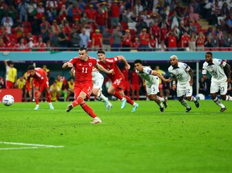 Gareth Bale (l) erzielt für Wales per Elfmeter das 1:1 gegen das US-Team. Gareth Bale (l) erzielt für Wales per Elfmeter das 1:1 gegen das US-Team.