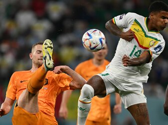 Ex-Bundesliga-Profi Ismail Jakobs (r) kam zu seinem WM-Debüt. Ex-Bundesliga-Profi Ismail Jakobs (r) kam zu seinem WM-Debüt.