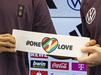Journalist will "One Love"-Binde tragen - Polizei greift an