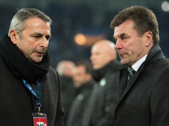 VfL-Sportdirektor Klaus Allofs (l) lehnt jede Diskussion über eine Trennung von Trainer Dieter Hecking ab. Foto: Marius Becker VfL-Sportdirektor Klaus Allofs (l) lehnt jede Diskussion über eine Trennung von Trainer Dieter Hecking ab. Foto: Marius Becker