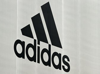 Nach "One Love"-Verbot: adidas mahnt zu liberaler Haltung Nach "One Love"-Verbot: adidas mahnt zu liberaler Haltung