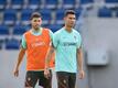 Portugals Cristiano Ronaldo (r) und Ruben Dias stehen während des Trainings nebeneinander.