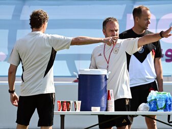 Bereit für den WM-Start: Bundestrainer Hansi Flick (M) beim Abschlusstraining des DFB-Teams. Bereit für den WM-Start: Bundestrainer Hansi Flick (M) beim Abschlusstraining des DFB-Teams.