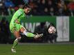 Wolfsburgs Lena Oberdorf spielt den Ball.