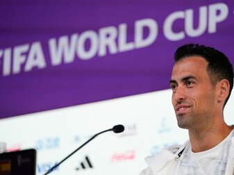 Spaniens Sergio Busquets stellt sich auf einer Pressekonferenz den Fragen der anwesenden Journalisten. Spaniens Sergio Busquets stellt sich auf einer Pressekonferenz den Fragen der anwesenden Journalisten.