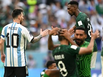 Lionel Messi (l) gratuliert Sieger Saudi-Arabien zum Sieg. Lionel Messi (l) gratuliert Sieger Saudi-Arabien zum Sieg.