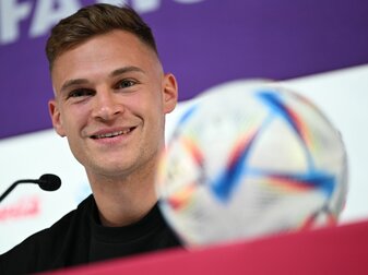 Will mit dem DFB-Team endlich den großen Wurf landen: Joshua Kimmich lacht bei der Pressekonferenz.