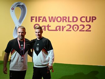 Bundestrainer Hansi Flick (l) und Nationalspieler Joshua Kimmich posieren vor der Pressekonferenz.