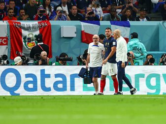 Frankreichs Lucas Hernandez (M) muss verletzt ausgewechselt werden. Frankreichs Lucas Hernandez (M) muss verletzt ausgewechselt werden.