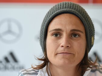 Die ehemalige Nationaltorhüterin Nadine Angerer äußert Kritik am DFB. Die ehemalige Nationaltorhüterin Nadine Angerer äußert Kritik am DFB.