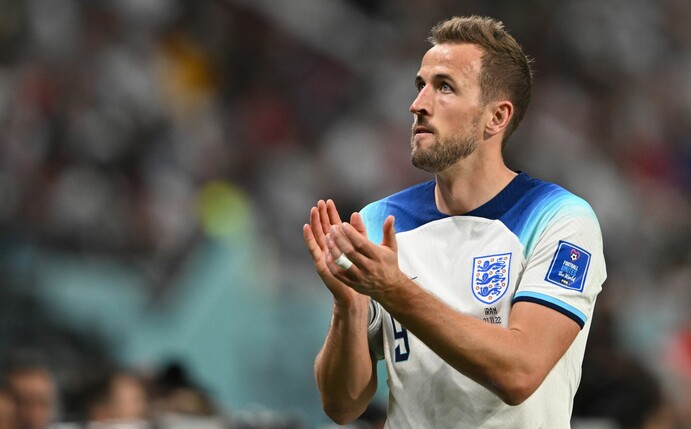 Englands Harry Kane applaudiert den Fans bei seiner Auswechslung.
