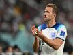 Englands Harry Kane applaudiert den Fans bei seiner Auswechslung.