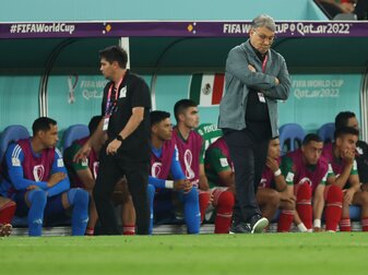 Mexikos Trainer Gerardo Martino verzieht am Spielfeldrand das Gesicht. Mexikos Trainer Gerardo Martino verzieht am Spielfeldrand das Gesicht.
