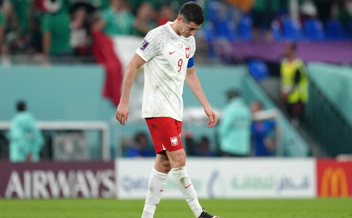 Polens Robert Lewandowski geht nach dem Spiel mit gesenktem Kopf über den Platz.