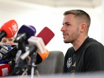 Nationalspieler Christian Günter spricht auf einer Pressekonferenz. Nationalspieler Christian Günter spricht auf einer Pressekonferenz.