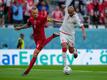 Dänemarks Simon Kjaer (l) im Zweikampf mit Tunesiens Issam Jebali.