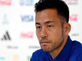 Japans Kapitän Maya Yoshida sitzt während einer Pressekonferenz auf dem Podium. Japans Kapitän Maya Yoshida sitzt während einer Pressekonferenz auf dem Podium.