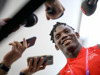 Der Schweizer Stürmer Breel Embolo spricht mit Journalisten. Der Schweizer Stürmer Breel Embolo spricht mit Journalisten.