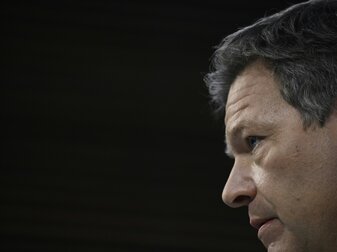 Habeck: "One Love"-Binde trotz Verbot tragen Habeck: "One Love"-Binde trotz Verbot tragen