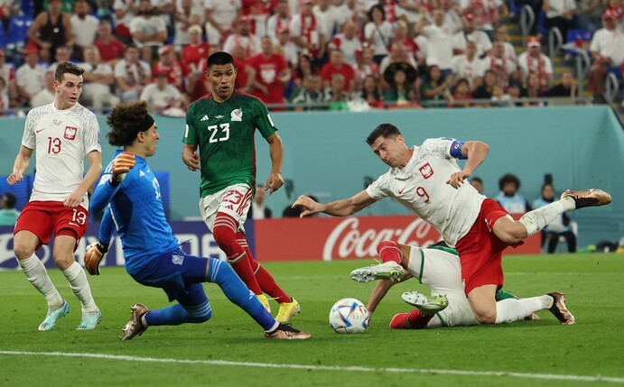Polens Robert Lewandowski (r) wird von Mexikos Hector Moreno (verdeckt) im Strafraum gefoult. Den anschließenden Elfmeter hielt Guillermo Ochoa.