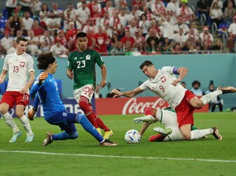 Polens Robert Lewandowski (r) wird von Mexikos Hector Moreno (verdeckt) im Strafraum gefoult. Den anschließenden Elfmeter hielt Guillermo Ochoa. Polens Robert Lewandowski (r) wird von Mexikos Hector Moreno (verdeckt) im Strafraum gefoult. Den anschließenden Elfmeter hielt Guillermo Ochoa.
