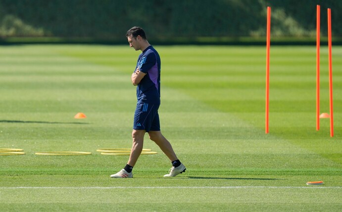 Argentiniens Trainer Lionel Scaloni läuft mit verschränkten Armen über den Trainingsplatz.