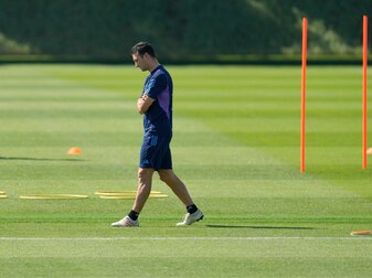 Argentiniens Trainer Lionel Scaloni läuft mit verschränkten Armen über den Trainingsplatz. Argentiniens Trainer Lionel Scaloni läuft mit verschränkten Armen über den Trainingsplatz.