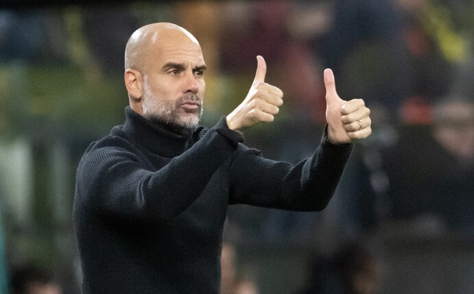 Steht seit 2016 bei Manchester City an der Seitenlinie: Pep Guardiola hebt beide Daumen.