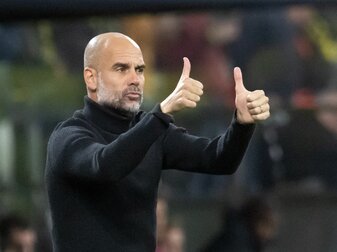 Steht seit 2016 bei Manchester City an der Seitenlinie: Pep Guardiola hebt beide Daumen. Steht seit 2016 bei Manchester City an der Seitenlinie: Pep Guardiola hebt beide Daumen.