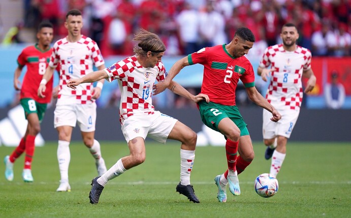 Marokkos Achraf Hakimi (r) und der Kroate Borna Sosa im Kampf um den Ball.