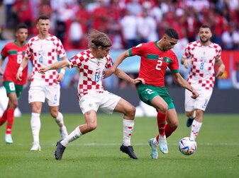 Marokkos Achraf Hakimi (r) und der Kroate Borna Sosa im Kampf um den Ball. Marokkos Achraf Hakimi (r) und der Kroate Borna Sosa im Kampf um den Ball.