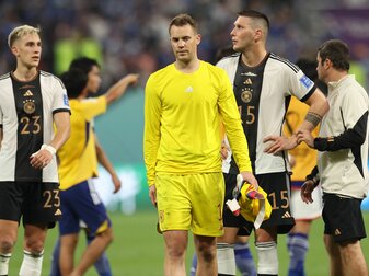 Die deutschen Nationalspieler Nico Schlotterbeck, Manuel Neuer und Niklas Süle (l-r) sind nach dem Spiel enttäuscht. Die deutschen Nationalspieler Nico Schlotterbeck, Manuel Neuer und Niklas Süle (l-r) sind nach dem Spiel enttäuscht.