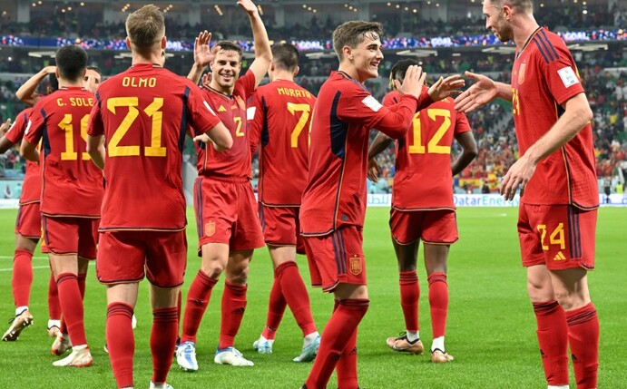 Spanien schießt Costa Rica ab - und Deutschland zittert